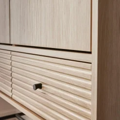 Armoire dressing effet bois rainuré 2 portes. 2 tiroirs. 3 étagères. buffet haut. vaisselier