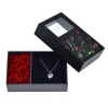 Boite à bijou décorée de 6 roses éternelles rouges et son collier
