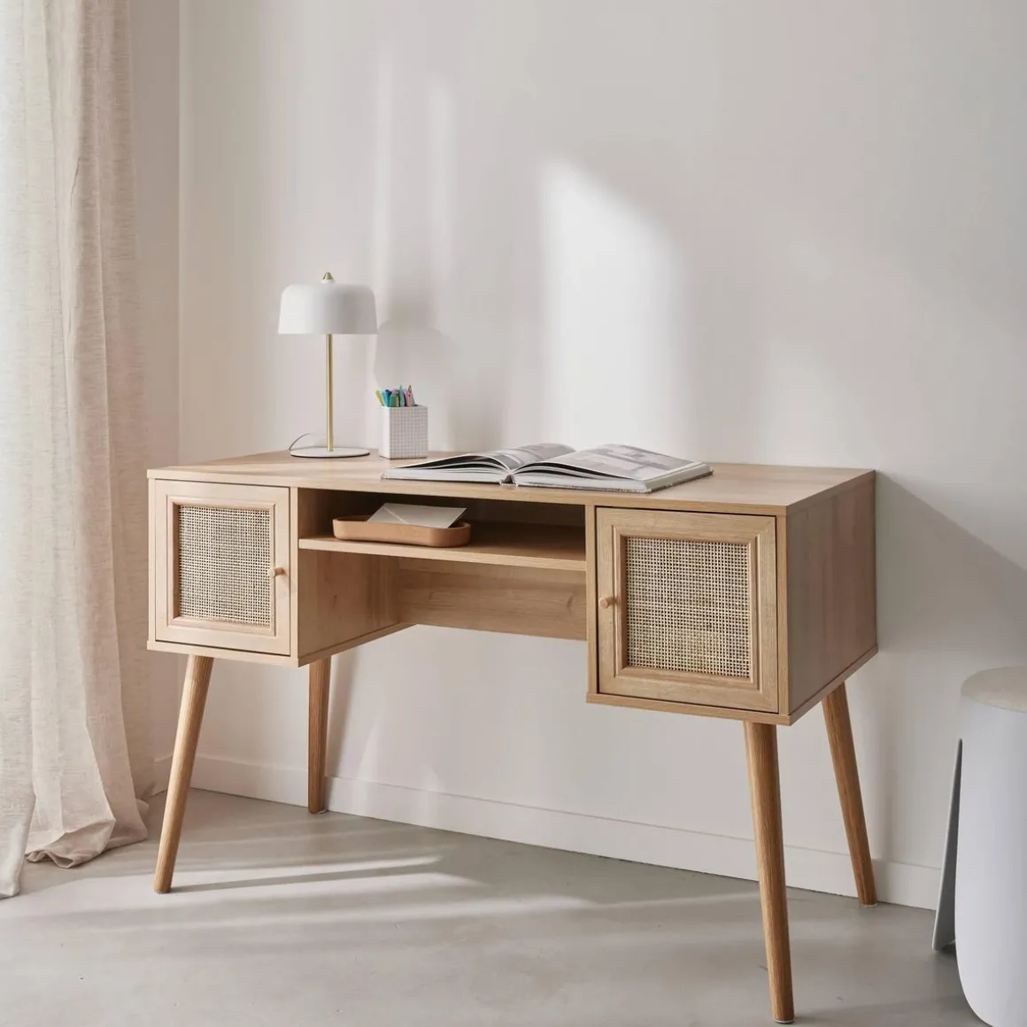 Bureau cannage et décor bois avec 2 portes. 1 casier ouvert. pieds compas