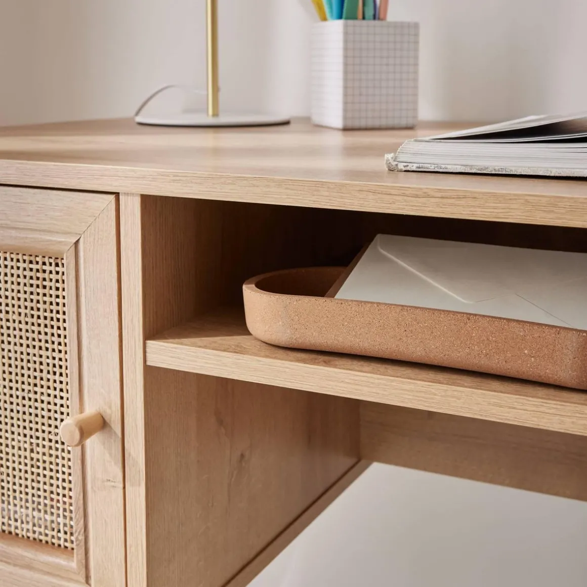 Bureau cannage et décor bois avec 2 portes. 1 casier ouvert. pieds compas