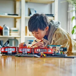 City 60423 - Le Tramway et la Station du Centre-ville - Véhicules pour Enfants Garçons et Filles dès 7 Ans, Idée Cadeau d'Anniversaire pour les Fans de Transport