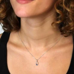 Collier - Pendentif Or Blanc Diamants et Saphir Bleu - Chaine Argentée - Femme