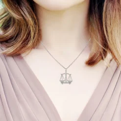 Collier signe astrologique balance orné de Cristaux scintillants par SC Crystal en Métal rhodié