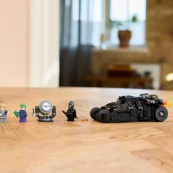 DC Comics 76303 - La Batmobile Tumbler de Batman contre le double face de Joker