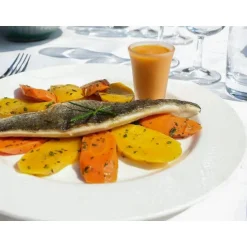 Découverte de Paris en famille : déjeuner croisière sur la Seine pour 2 adultes et 1 enfant - Coffret Cadeau Gastronomie