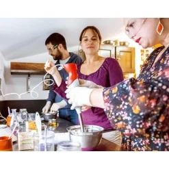 Fabrication d'un savon naturel de 500 g lors d'un atelier écolo de 2h à Oudon - Coffret Cadeau Sport & Aventure