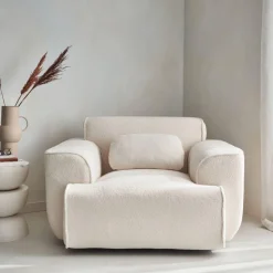 Fauteuil tissu bouclette blanche. lignes arrondis. coussin fourni. Wallas. L 116 x P 97 x H 73cm