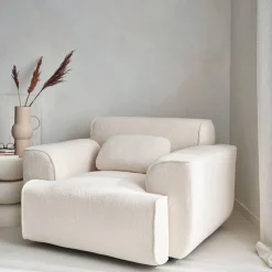 Fauteuil tissu bouclette blanche. lignes arrondis. coussin fourni. Wallas. L 116 x P 97 x H 73cm