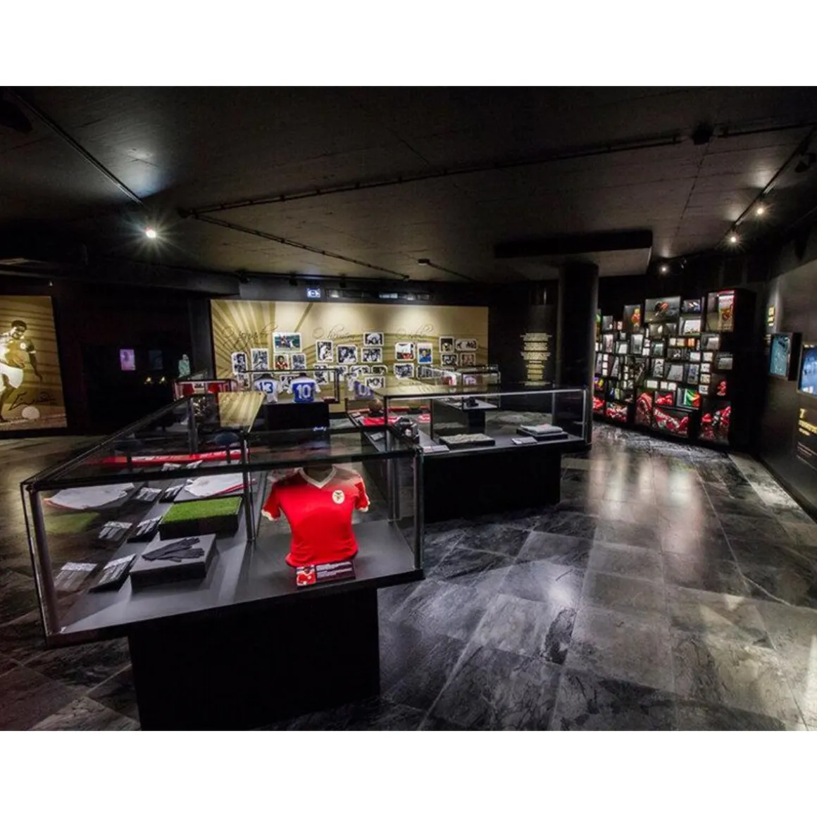 Football en famille : visite du stade de Luz Sport Lisboa e Benfica et écharpe pour 4 - Coffret Cadeau Sport & Aventure