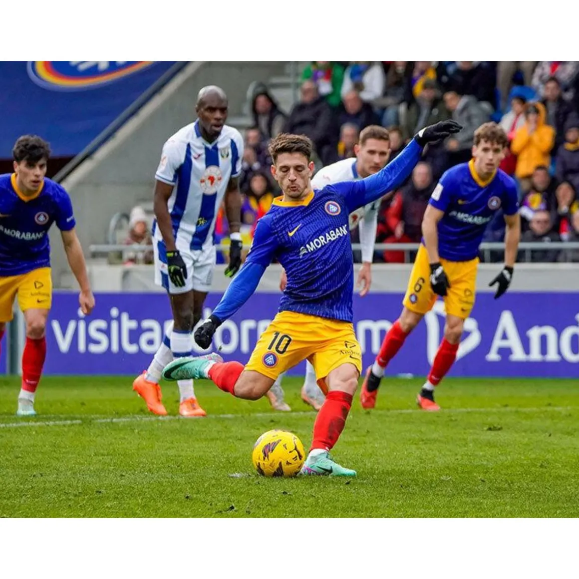 Fútbol Club Andorra : billets pour un match et écharpes pour 2 personnes - Coffret Cadeau Sport & Aventure