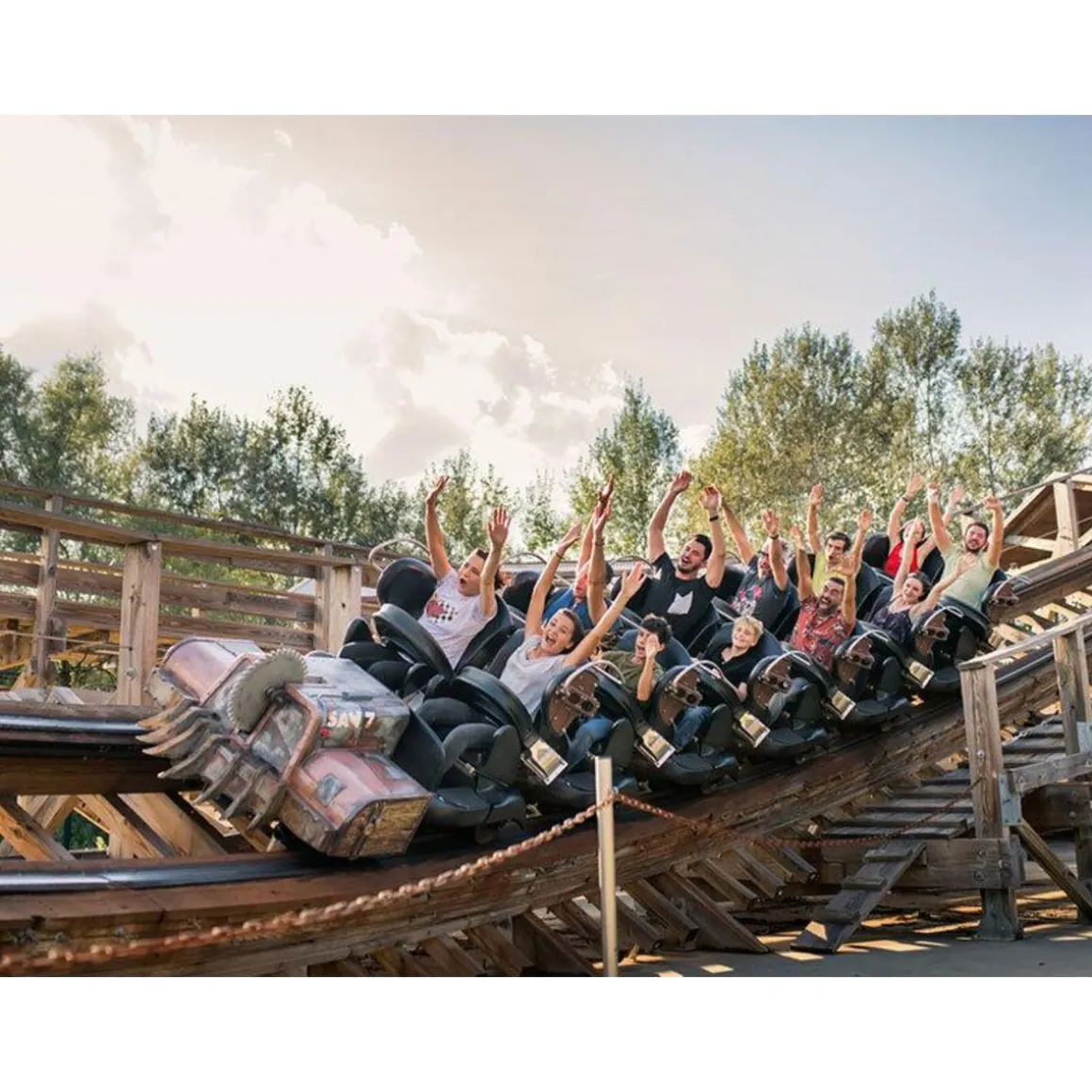 Journée amusante en famille : 2 entrées adulte et 2 entrées enfant en 2024 pour le parc Walibi Rhône-Alpes - Coffret Cadeau Sport & Aventure