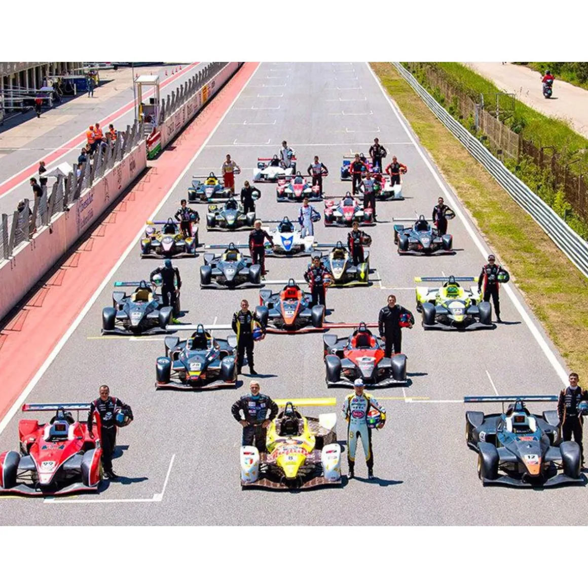 Journée F1 : 2 sessions de pilotage en Wolf Thunder avec simulateur, visite et repas près d'Alès - Coffret Cadeau Sport & Aventure