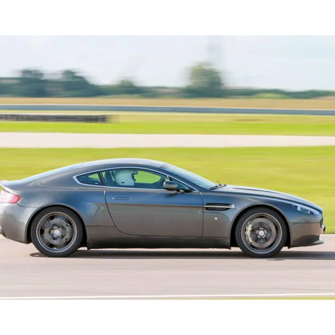 Jusqu'à 6 tours de pilotage sur le circuit de la Ferté Gaucher - Coffret Cadeau Sport & Aventure