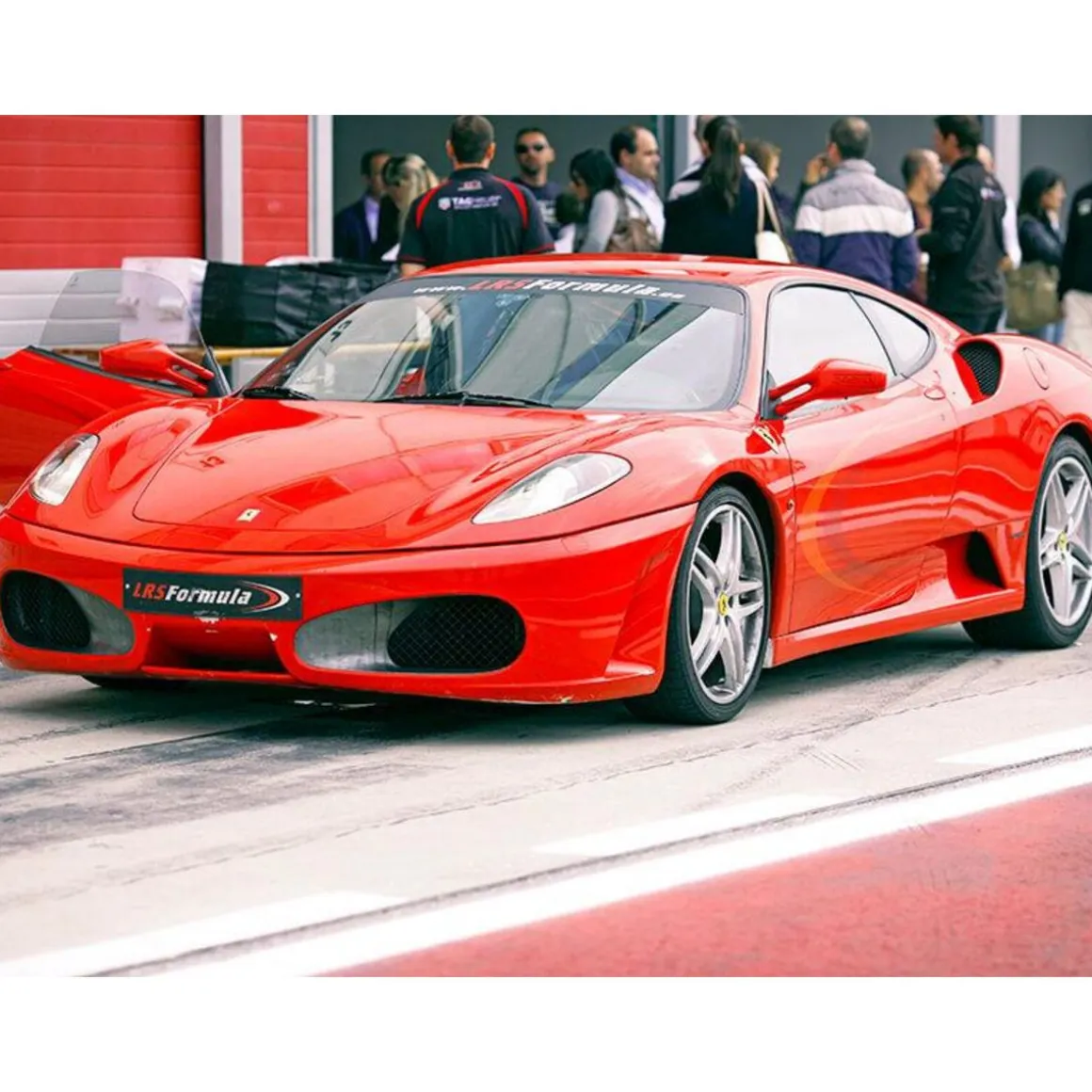 Jusqu'à 6 tours de pilotage au volant d'une Ferrari - Coffret Cadeau Sport & Aventure