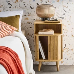 Lot de 2 tables de chevet 2 portes coulissantes + 1 niche effet bois rainuré. L 40 x P 40 x H 70cm