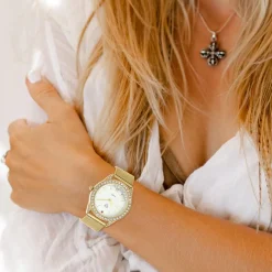 Montre Elly élégante ornée d'un rubis et de cristaux scintillants par SC Crystal