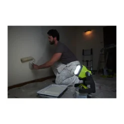 Pack RYOBI Projecteur LED 18V One+ 1800 lumens RLFD18-0 - 1 Batterie 2.5Ah - 1 Chargeur rapide RC18