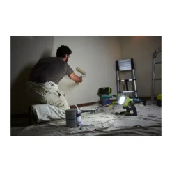 Pack RYOBI Projecteur LED 18V One+ 1800 lumens RLFD18-0 - 1 Batterie 2.5Ah - 1 Chargeur rapide RC18