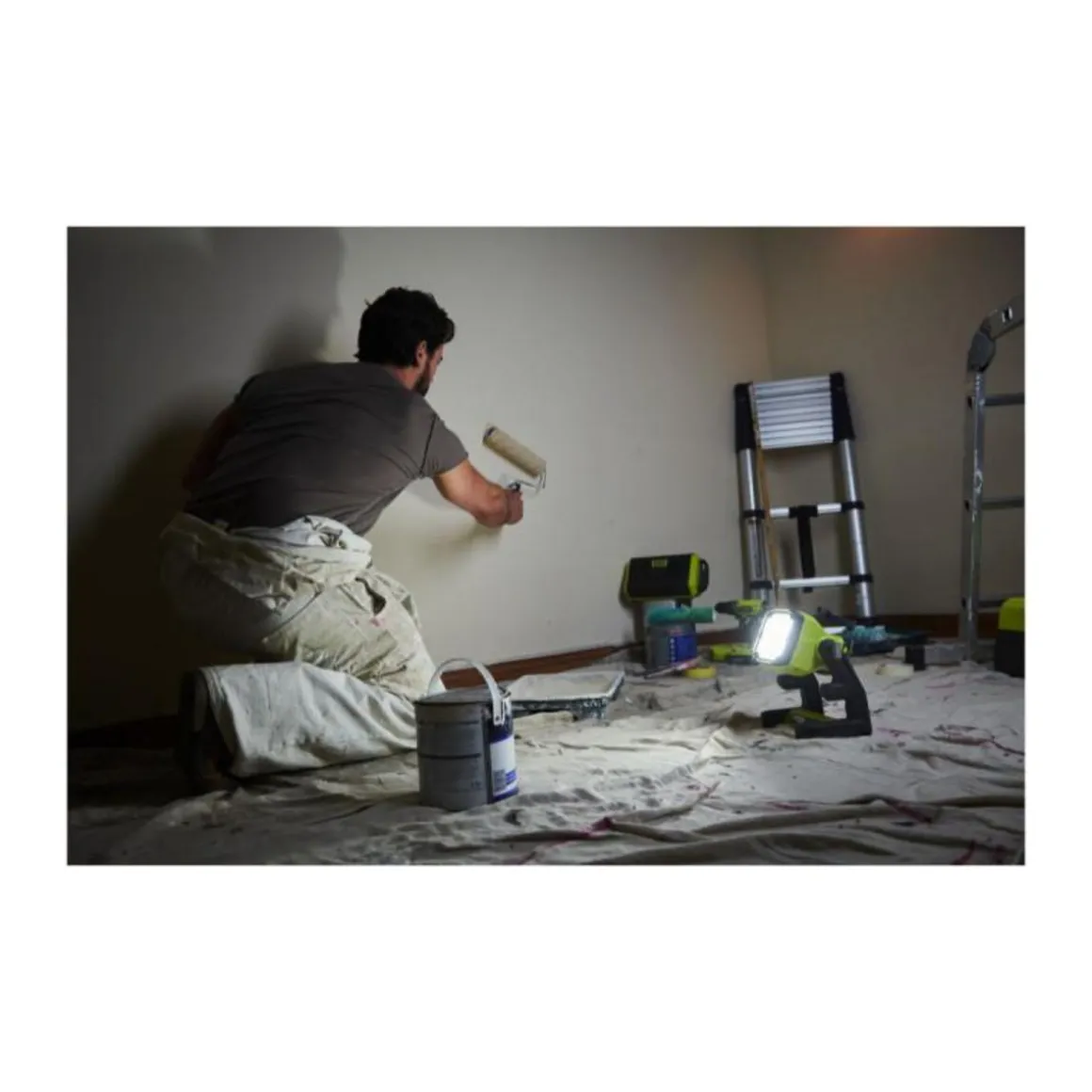 Pack RYOBI Projecteur LED 18V One+ 1800 lumens RLFD18-0 - 1 Batterie 2.5Ah - 1 Chargeur rapide RC18