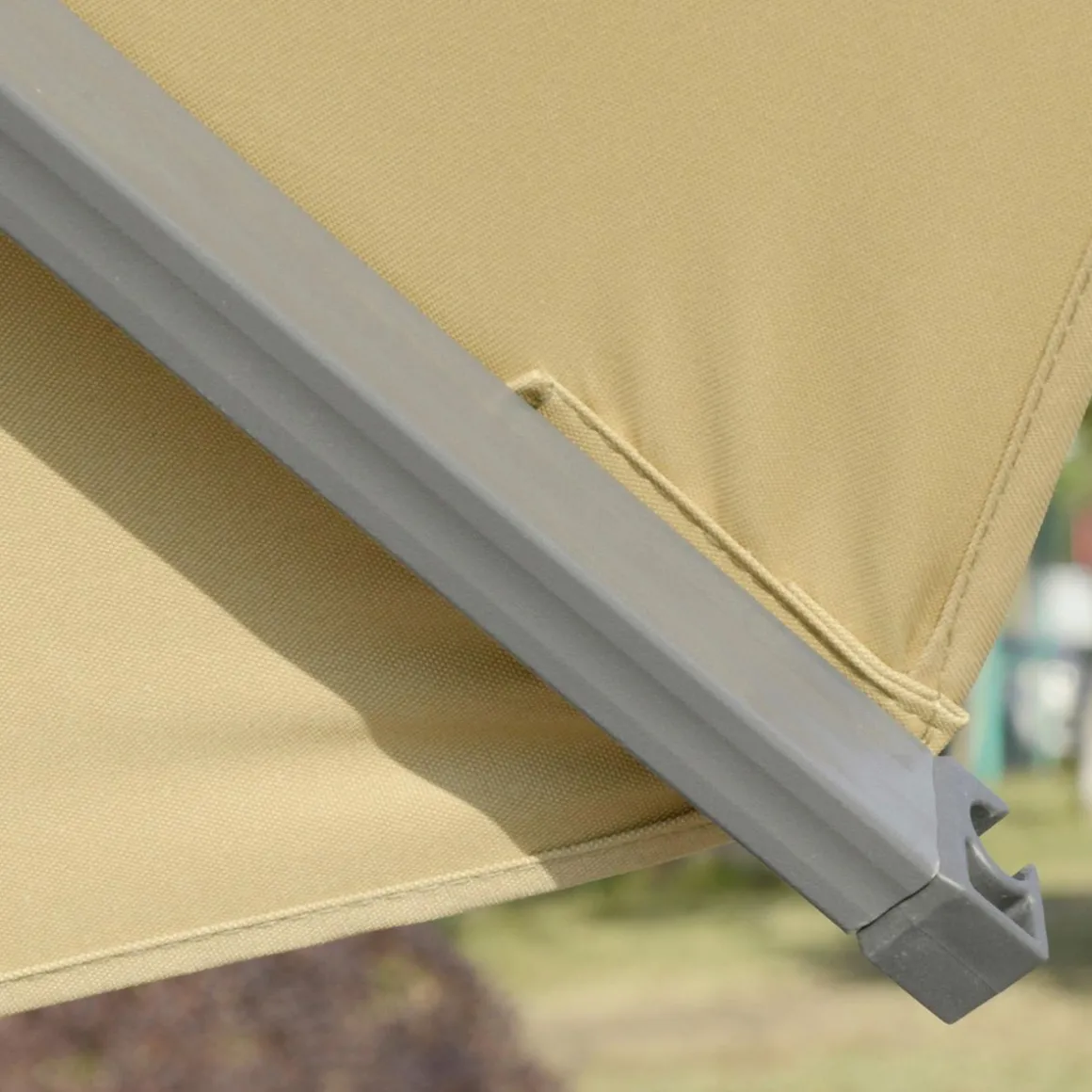 Parasol déporté octogonal inclinable pivotant 360° manivelle dim. 3L x 3l x 2,5H m alu. acier époxy polyester kaki