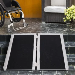 Rampe de fauteuil roulant rampe de chargement rampe d'accès antidérapante pliable avec bordures de sécurité max. 270 Kg dim. 93L x 76l x 5H cm alu. noir