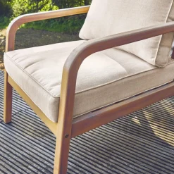 Salon de jardin 7 places CARNOTA DINING en bois d'acacia. table rectangulaire. coussins gris