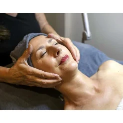 Soin du visage d'1h15 avec examen de peau en institut à Bordeaux - Coffret Cadeau Bien-être