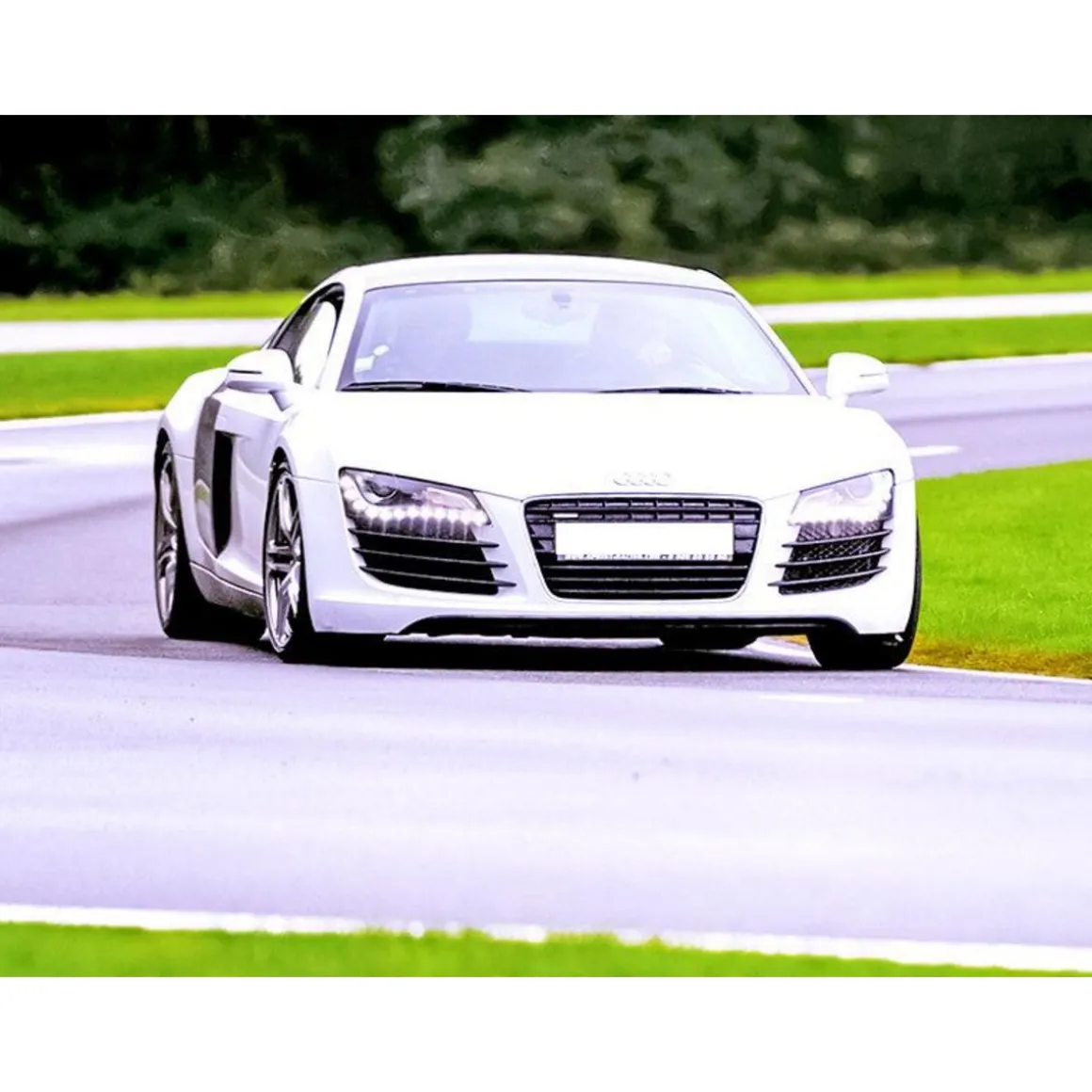 Stage de pilotage : 3 tours sur le circuit de Magny-Cours en Audi R8 V10 - Coffret Cadeau Sport & Aventure