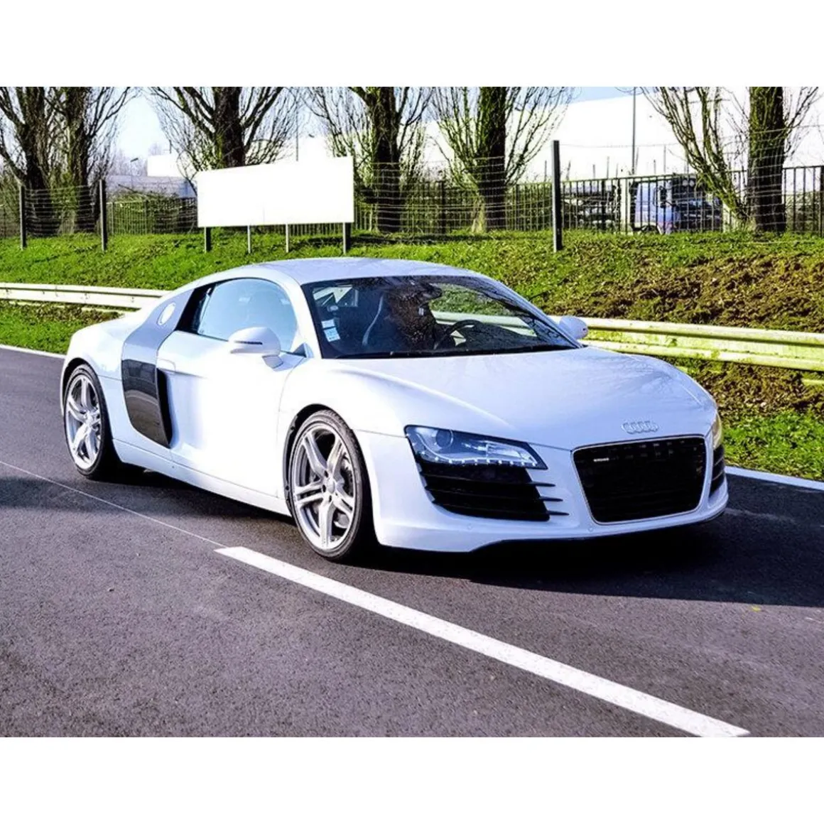 Stage de pilotage : 3 tours sur le circuit de Magny-Cours en Audi R8 V10 - Coffret Cadeau Sport & Aventure