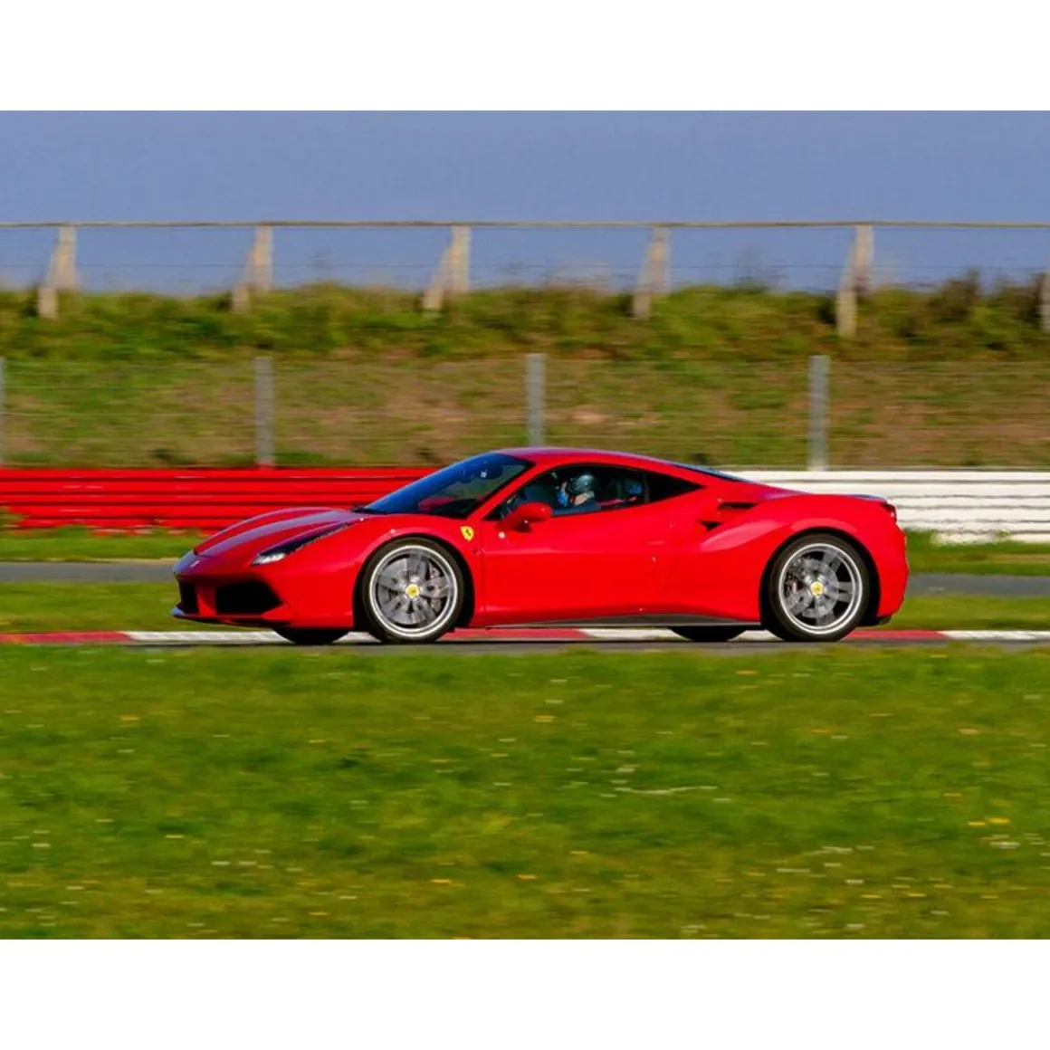 Stage de pilotage : 3 tours sur le circuit de Magny-Cours en Ferrari 488 - Coffret Cadeau Sport & Aventure