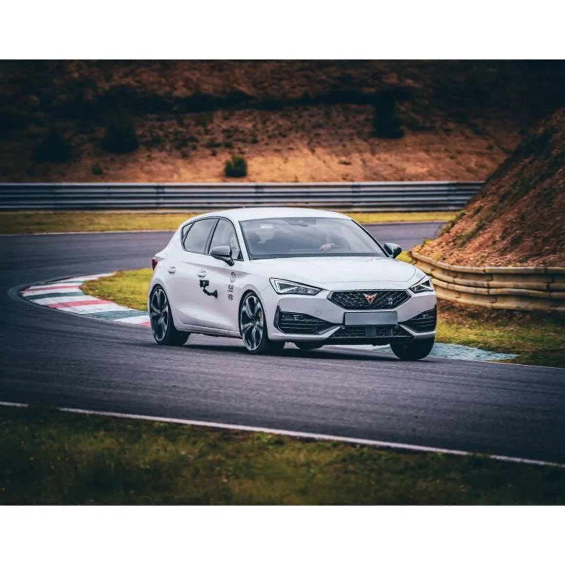 Stage de pilotage : 6 tours sur le circuit du Val de Vienne en Cupra Leon ou en BMW Superberline 2.0 - Coffret Cadeau Sport & Aventure