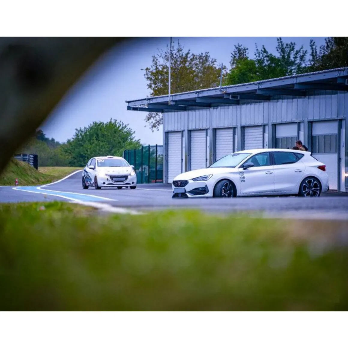 Stage de pilotage : 6 tours sur le circuit du Val de Vienne en Cupra Leon ou en BMW Superberline 2.0 - Coffret Cadeau Sport & Aventure