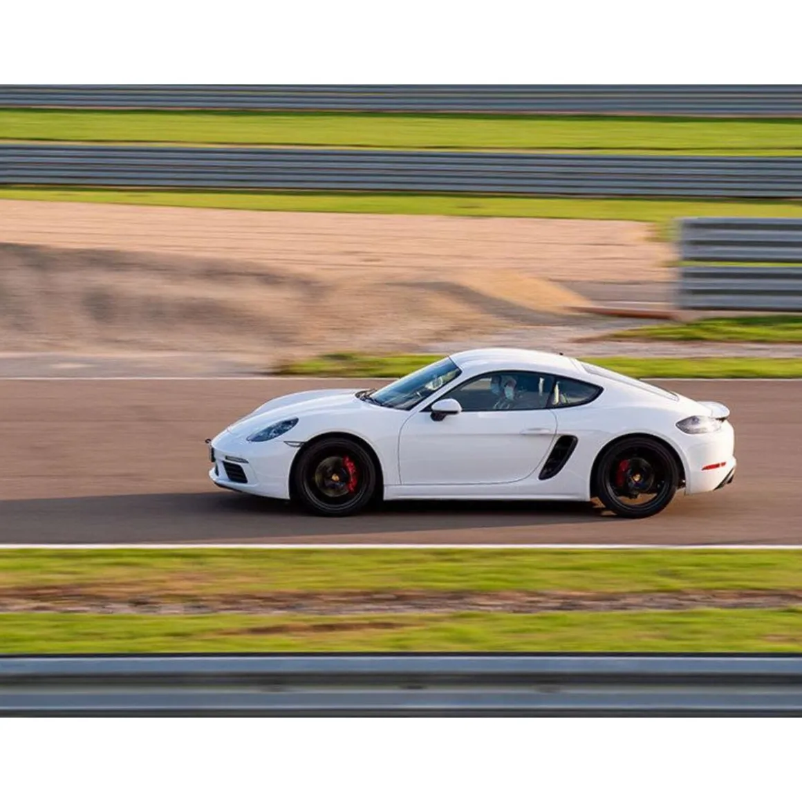 Stage de pilotage : 2 tours sur le circuit de Trappes en Porsche Cayman - Coffret Cadeau Sport & Aventure