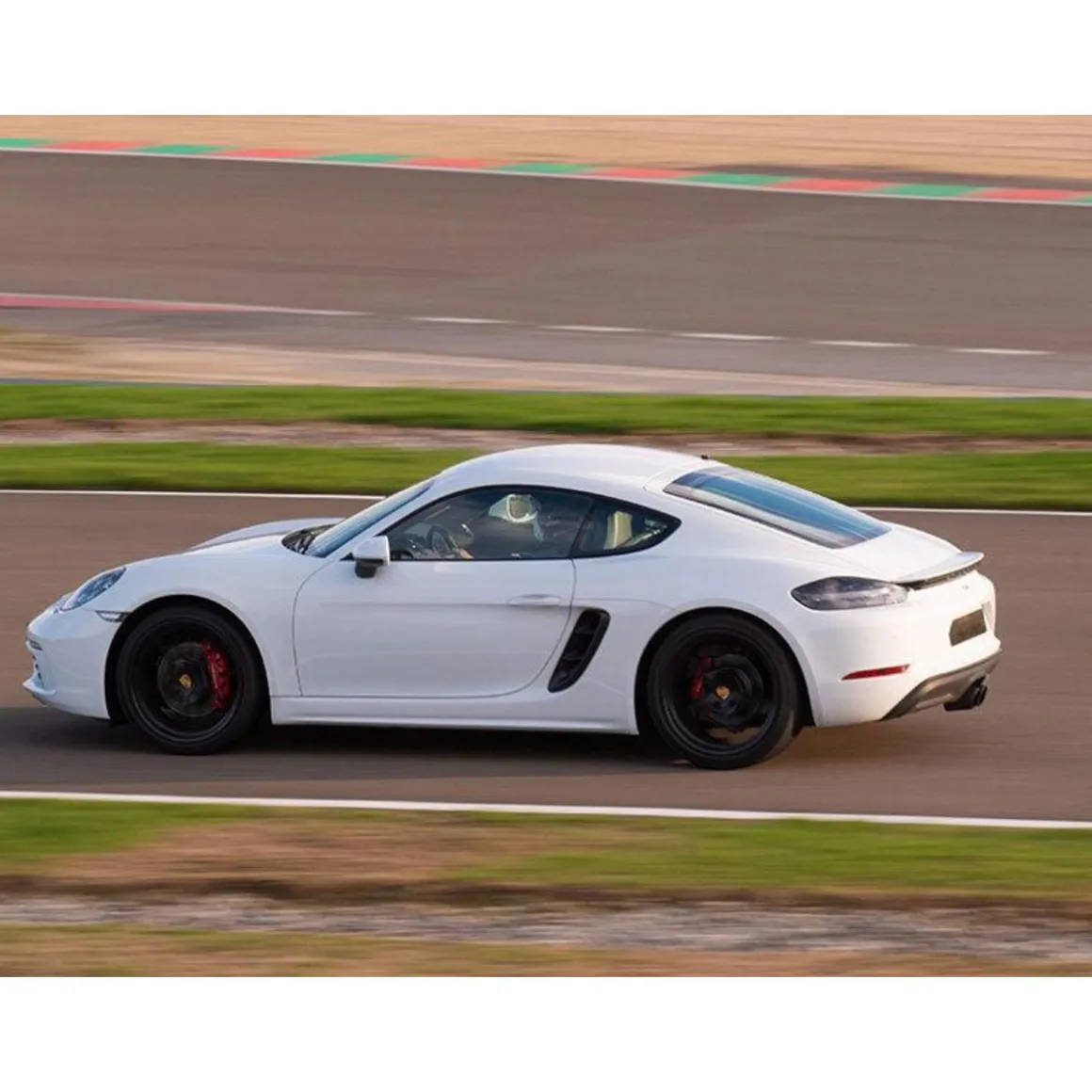 Stage de pilotage : 2 tours sur le circuit de Trappes en Porsche Cayman - Coffret Cadeau Sport & Aventure