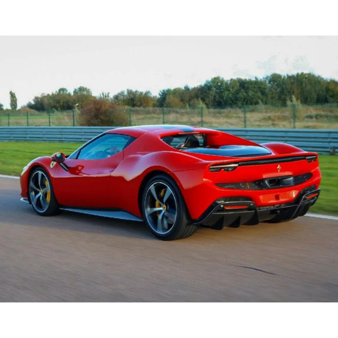 Stage de pilotage : 5 tours sur le circuit de Lohéac en Ferrari 296 GTB - Coffret Cadeau Sport & Aventure