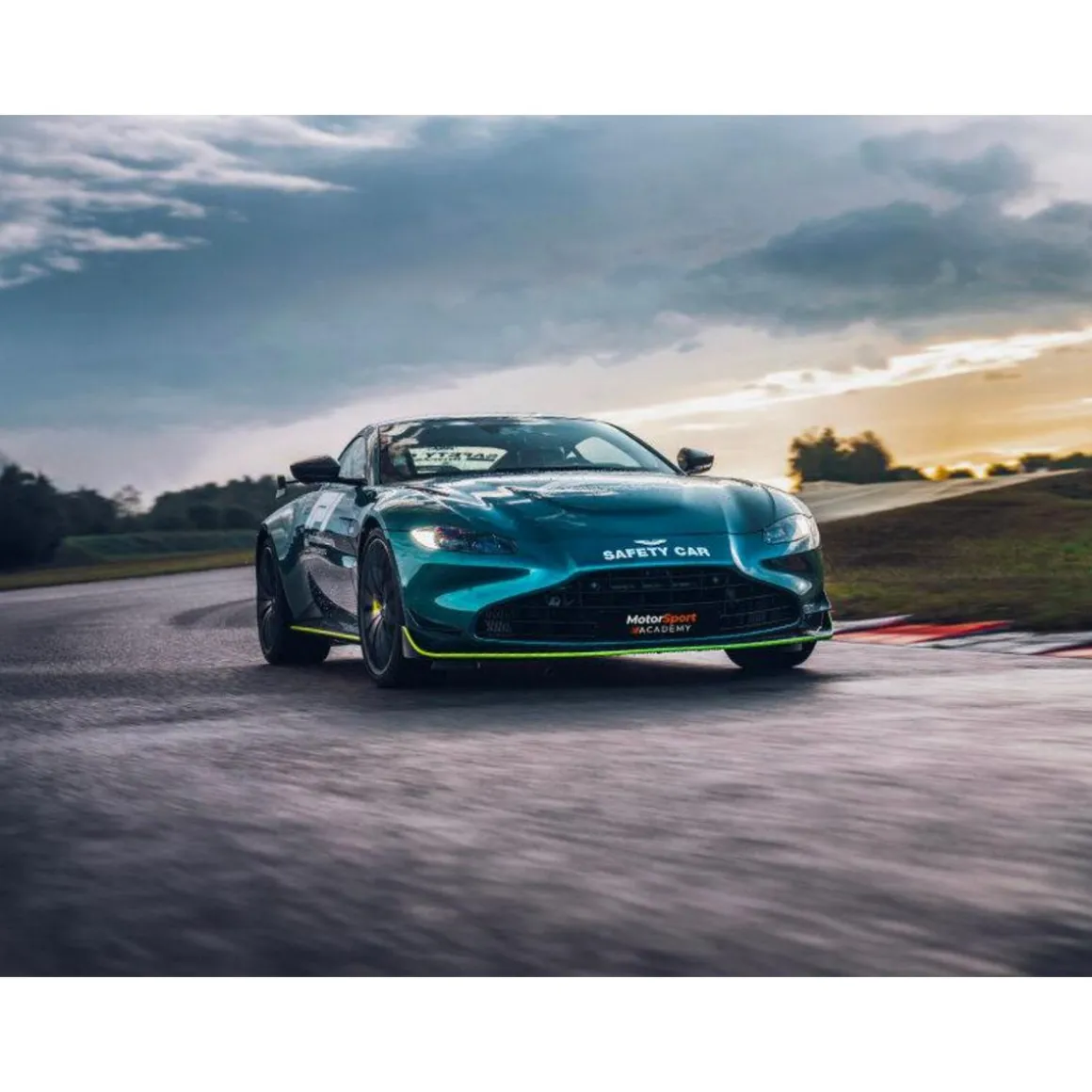 Stage de pilotage : 2 tours sur le circuit de Fontenay en Aston Martin Vantage F1 Edition - Coffret Cadeau Sport & Aventure