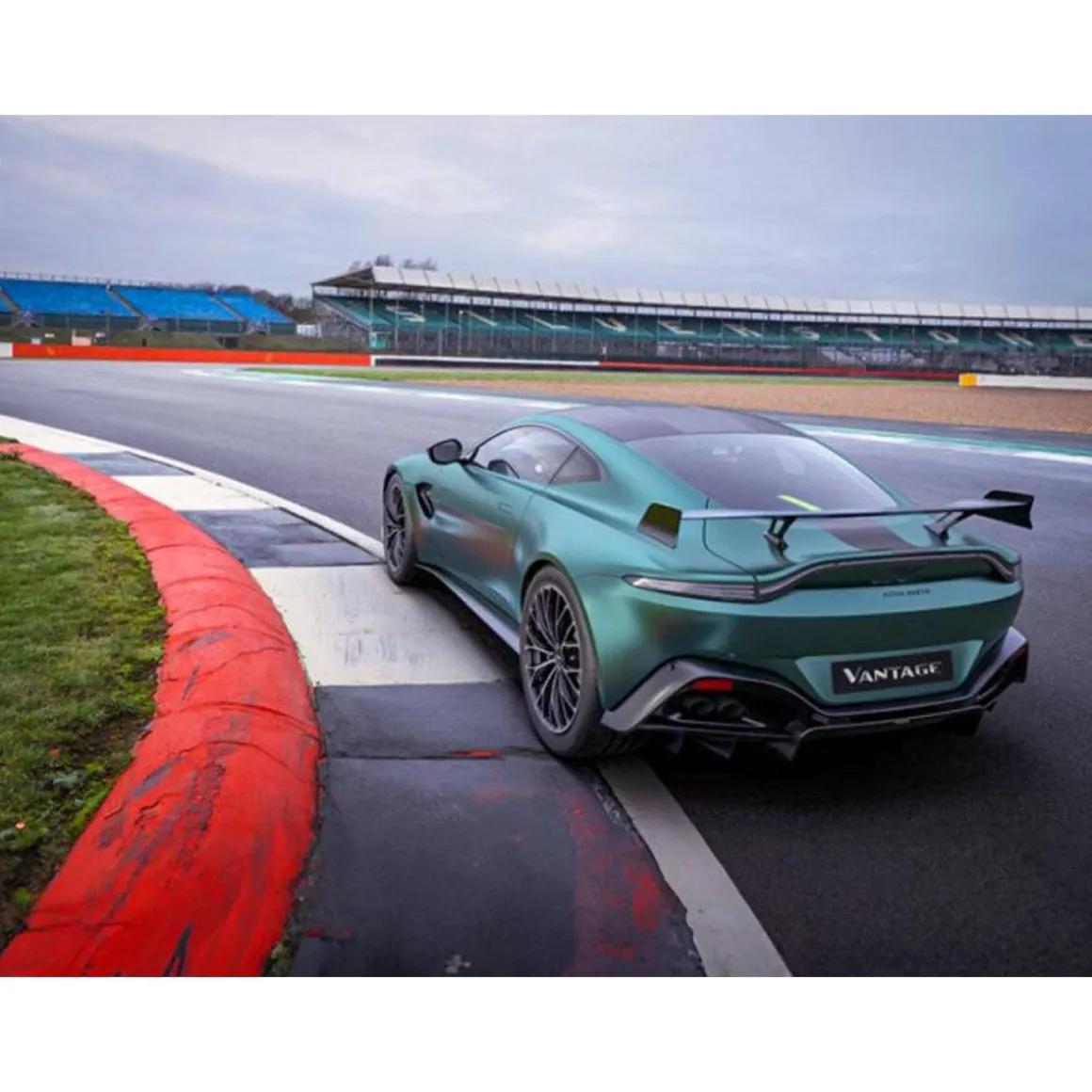 Stage de pilotage : 2 tours sur le circuit de Fontenay en Aston Martin Vantage F1 Edition - Coffret Cadeau Sport & Aventure