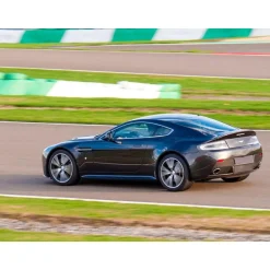 Stage de pilotage : 5 tours sur le circuit de Croix-en-Ternois en Aston Martin V8 Vantage - Coffret Cadeau Sport & Aventure