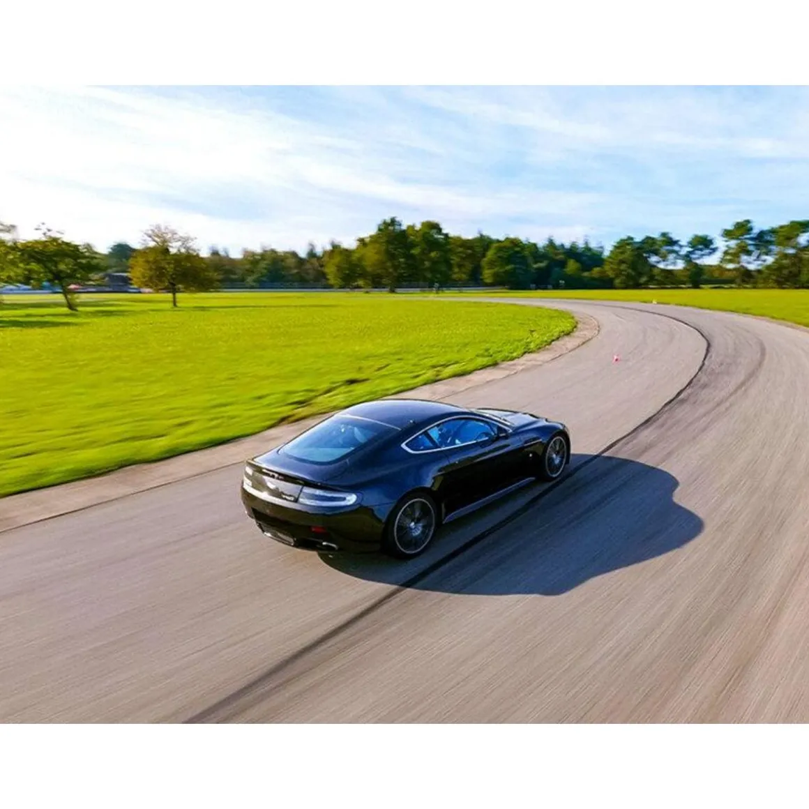 Stage de pilotage : 5 tours sur le circuit de Croix-en-Ternois en Aston Martin V8 Vantage - Coffret Cadeau Sport & Aventure