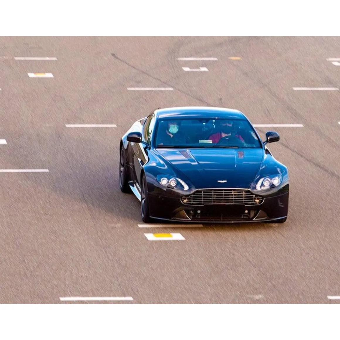 Stage de pilotage : 5 tours sur le circuit de Croix-en-Ternois en Aston Martin V8 Vantage - Coffret Cadeau Sport & Aventure