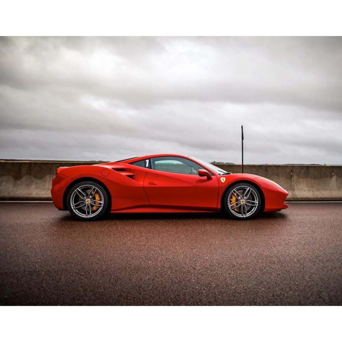 Stage de pilotage : 2 tours sur le circuit de Vaison en Ferrari F488 GTB - Coffret Cadeau Sport & Aventure