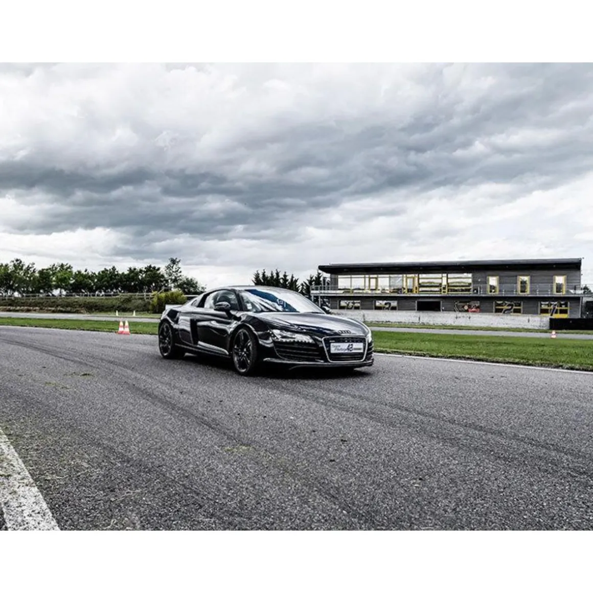 Stage de pilotage : 5 tours en Ferrari 360 Modena ou Audi R8 près de Saint-Étienne - Coffret Cadeau Sport & Aventure