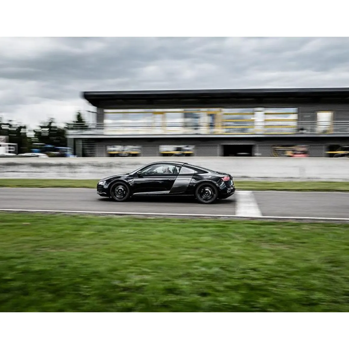 Stage de pilotage : 5 tours en Ferrari 360 Modena ou Audi R8 près de Saint-Étienne - Coffret Cadeau Sport & Aventure