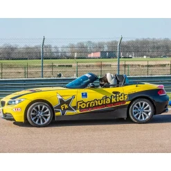 Stage de pilotage enfant : 10 tours de circuit au volant d'une BMW Z4 Roadster - Coffret Cadeau Sport & Aventure