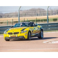 Stage de pilotage enfant : 10 tours de circuit au volant d'une BMW Z4 Roadster - Coffret Cadeau Sport & Aventure