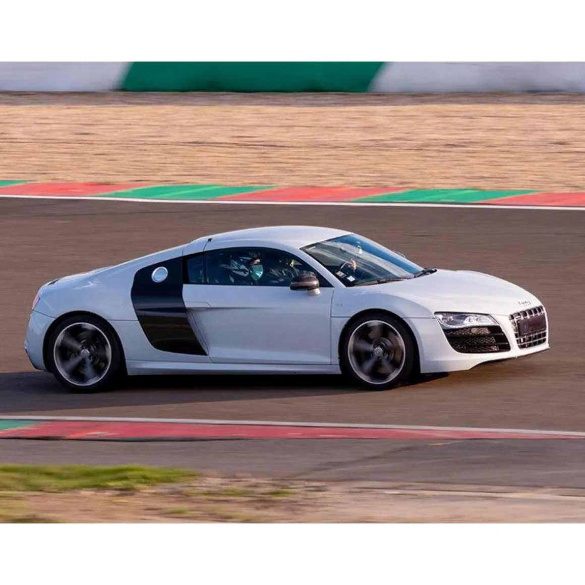 Stage de pilotage multivolant : 2 tours en Aston Martin Vantage et 2 tours en Audi R8 sur le circuit de Nogaro - Coffret Cadeau Sport & Aventure