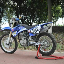 Support béquille de moto arrière lève moto arrière sur roulettes avec adaptateurs caoutchouc rouge et noir