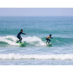 Surf en famille : leçon d'1h30 pour 2 adultes et 1 enfant dans la baie d'Audierne - Coffret Cadeau Sport & Aventure