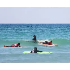 Surf en famille : leçon d'1h30 pour 2 adultes et 1 enfant dans la baie d'Audierne - Coffret Cadeau Sport & Aventure